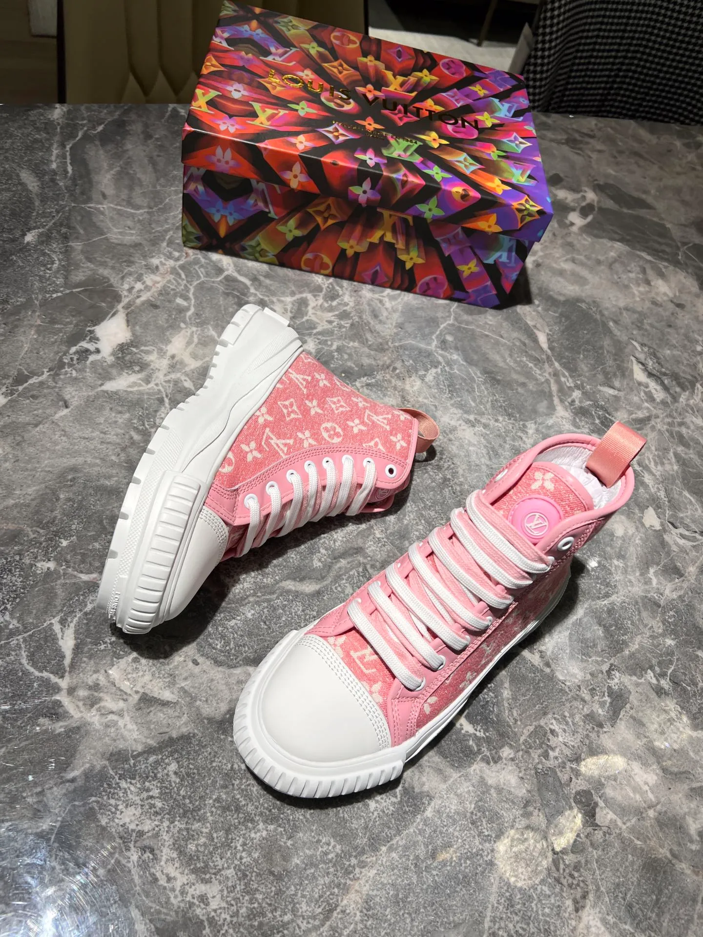 👟👟Ex-factory price 480👟👟 This LV Squad sneaker is made of Monogram denim to show the freshness of summer. A thick, lug rubber outsole remains lightweight, and is detailed with double laces, patent eyelets, and a rubber LV Circle patch on the tongue. Detailed Features Monogram denim Double laces Thick lugged rubber outsole Rubber LV Circle logo on tongue Color: Blue and Pink Size: 35-41